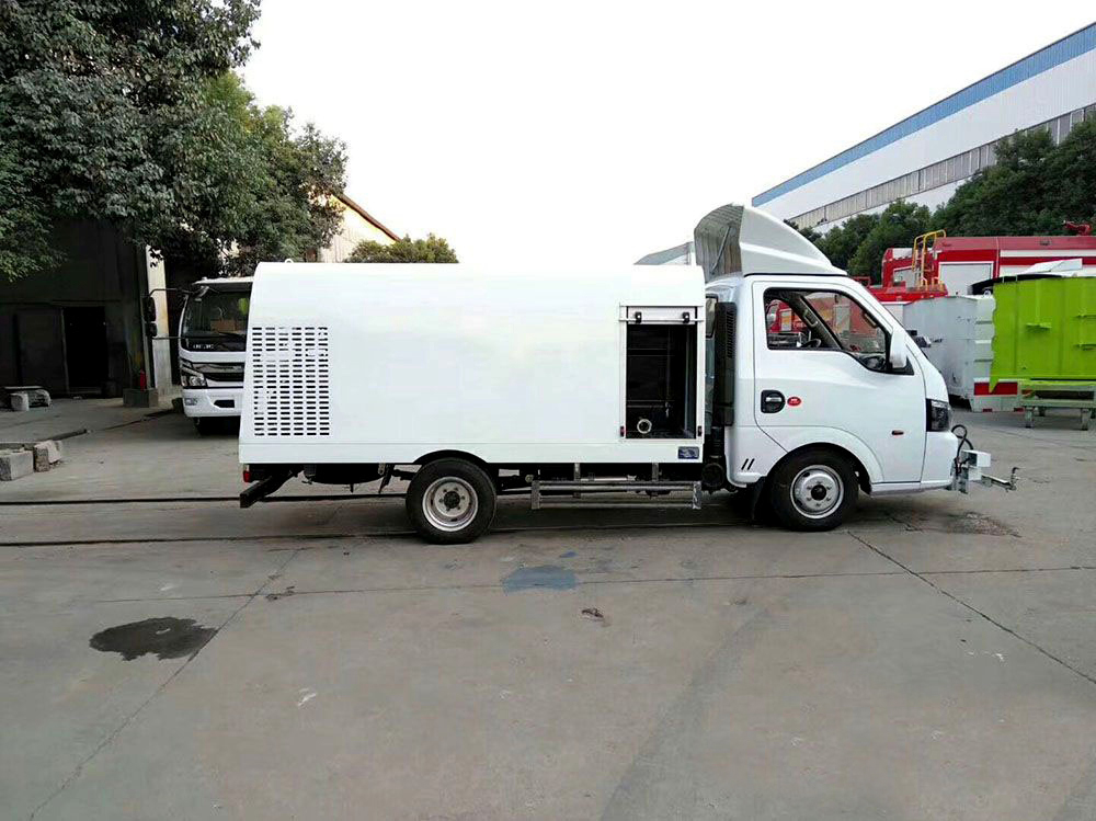 1.5立方 藍(lán)牌東風(fēng)途逸 路面清洗車(chē)